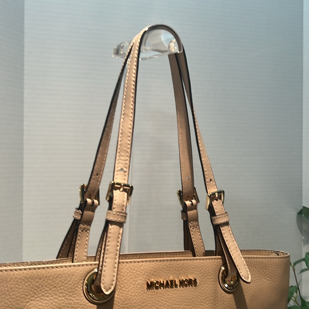 Michael Kors Camel Tan Bedford Tote Bag with Gold Accents. EUC. - Picture 3 of 14